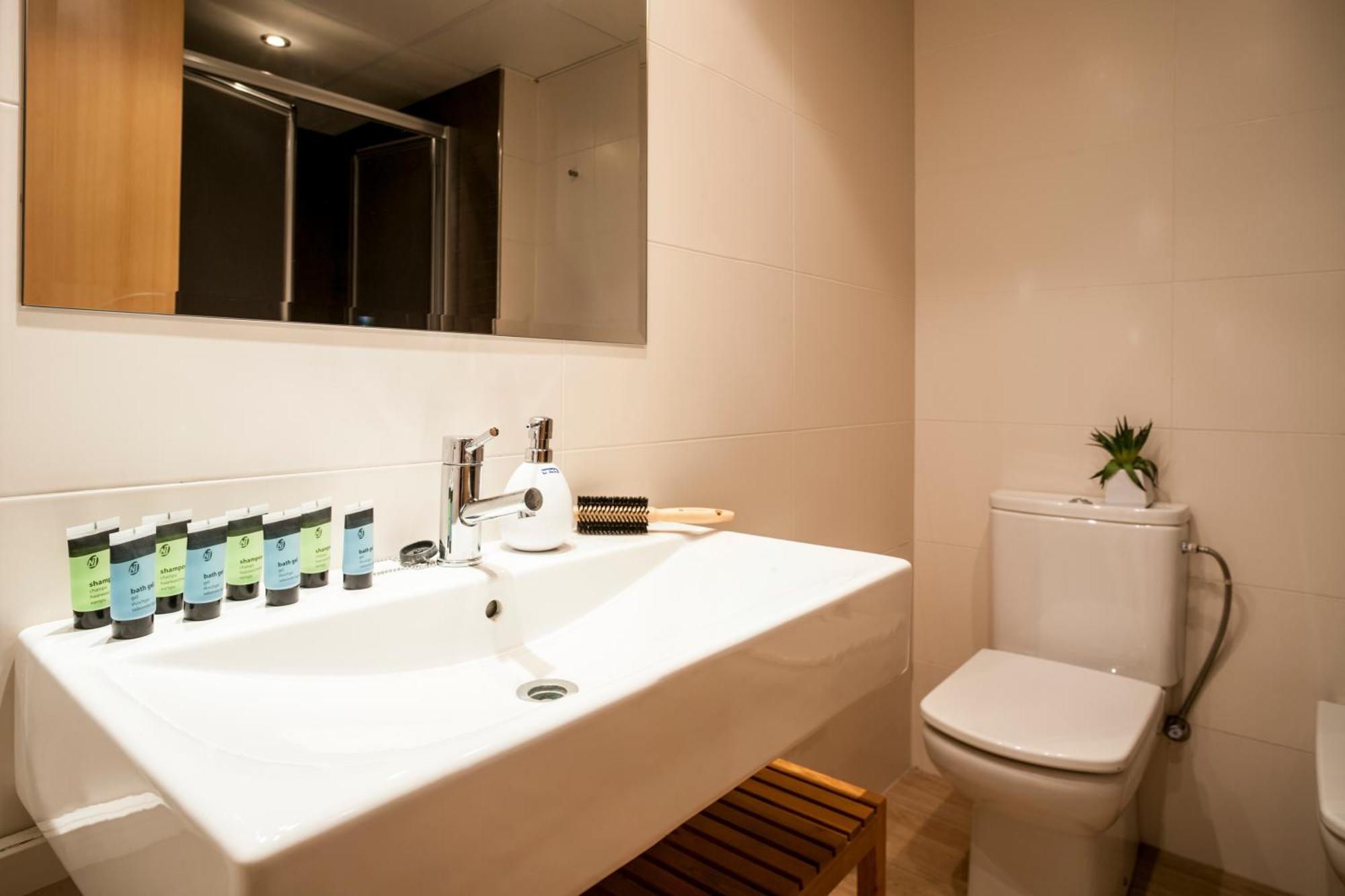 Feelathome Mozart Apartments Barcelona Ngoại thất bức ảnh